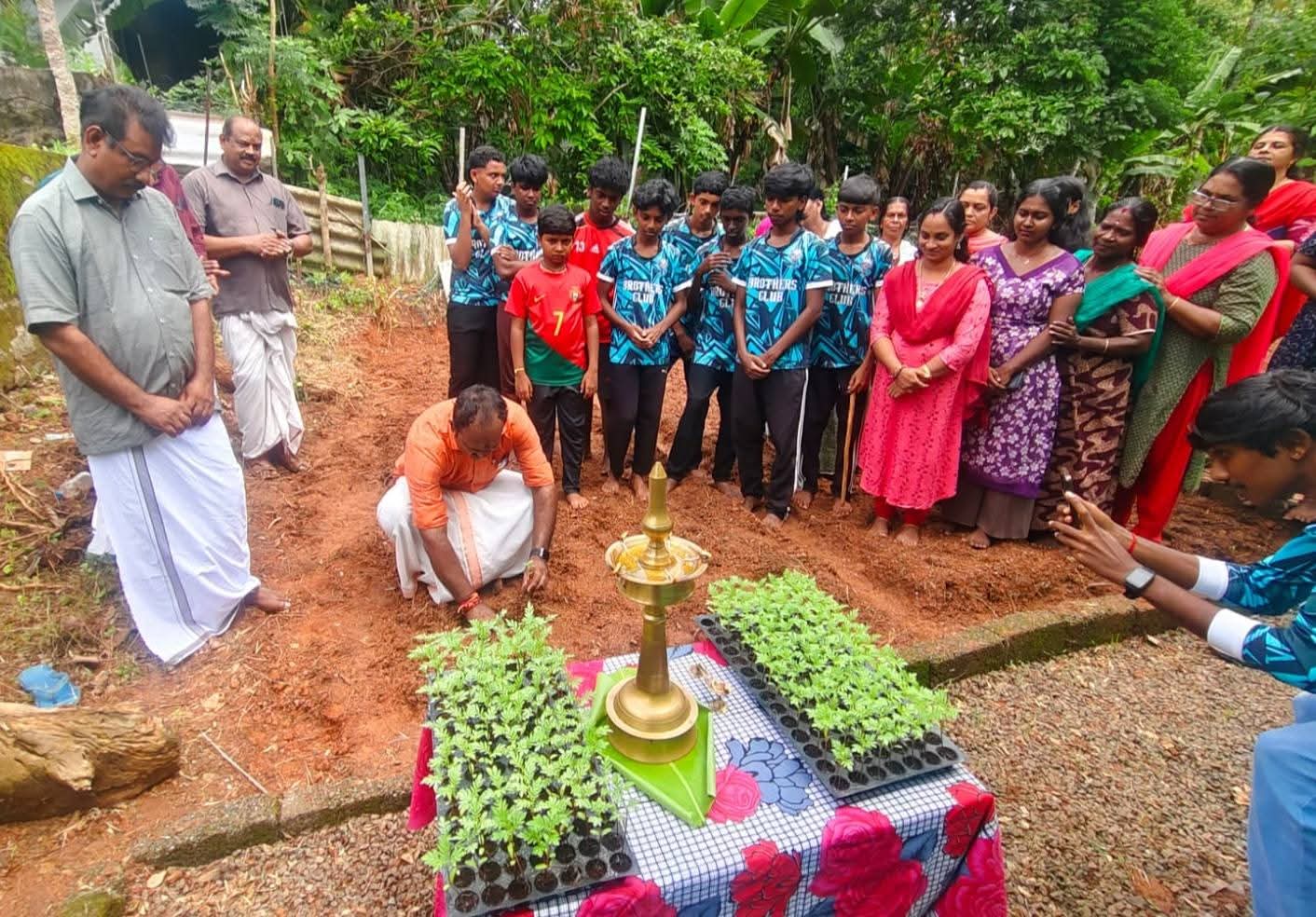  ബ്രദേഴ്സ് ക്ലബ്ബ് ഈ വർഷത്തെ ബന്ദിപ്പൂ കൃഷിക്ക്  തുടക്കമിട്ടു